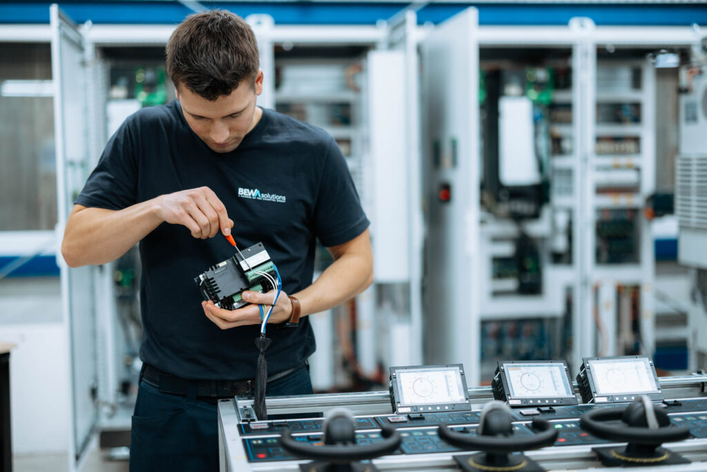 Prüffeld im Schaltschrankbau zur elektrischen Prüfung und Qualitätssicherung vormontierter Schaltschränke